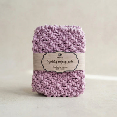 Sminke kluter i 100% bomull. Strikket av mamma. Hjertelig makeup pads er gjennbrukbare og kan vaskes i vaskemaskinen. Bra for miljøet og bra for lommeboken. Kan brukes av både barn og voksene. For sensitiv hud. Denne varianten er i fargen mørke lilla, men vi har også 8 andre farger å velge mellom. Finn din favoritt farge. 
