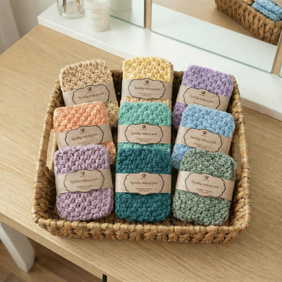 Fjern sminke med disse fantantastiske bomulls makeup padsene strikket av mamma. De kommer i 9 forskjellige farger og er skånsom mot huden. Passer også perfekt for de med skånsom og sesnsitiv hud. Myke, gode og gjennbrukbare. Vaskes på 60 grader i vaskemaskinen. Miljøvennlig. 