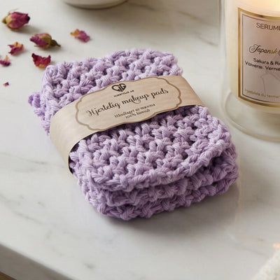 Makeup pads strikket i 100% bomull. Miljøvennlig da disse enkelt kan vaskes i vaskemaskinen etter hvert bruk. Håndstrikket bomull føles mykere enn maskinproduserte engangs-pads.
Perfekt for sensitiv hud, øyne og ansikt.
Mindre risiko for irritasjon, rødhet eller fibre som løsner under bruk.