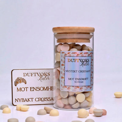 Duft voks kuler håndlaget av oss. Kulene fyller rommet med fransk croissant frokost og vi håper den vil hjelpe noen i en tung stund som føler seg ensom. Perfekt å gi i gave til noen som er litt ekstra ensomme. De kommer i en glasskrukke med 90 gram med duftvoks kuler og det følger med et følelseskort hvor det står litt om ensomhet. 