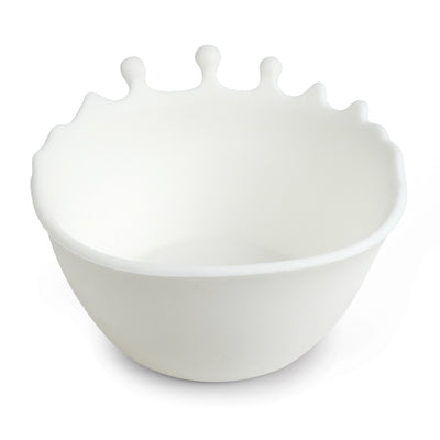 En frokostbolle i silikon. Designet ser ut som at det søles melk opp etter kanten. En morsom skål i silikon som garantert ikke kommer til å knuse. Perfekt gave til noen med god humor. 