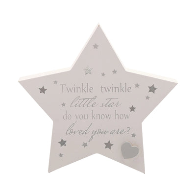 En stjerne med teksten twinkle twinkle little star, do you know how loved you are. Flott gave til nybakte foreldre og en nydelig dekorasjon til babyrommet.