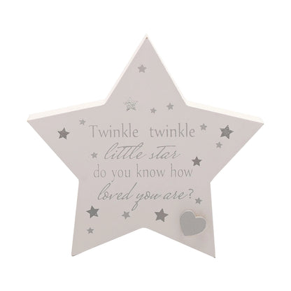 En stjerne med teksten twinkle twinkle little star, do you know how loved you are. Flott gave til nybakte foreldre og en nydelig dekorasjon til babyrommet.