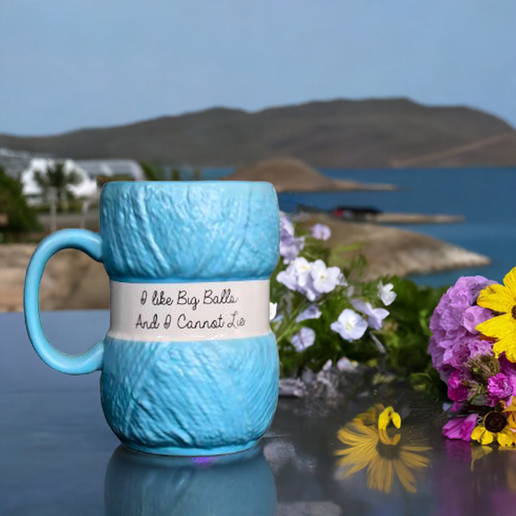 Blå strikke kopp på hytta med avslappende stemning og flott utsikt. Blomster, fjell og vann i bakgrunnen.