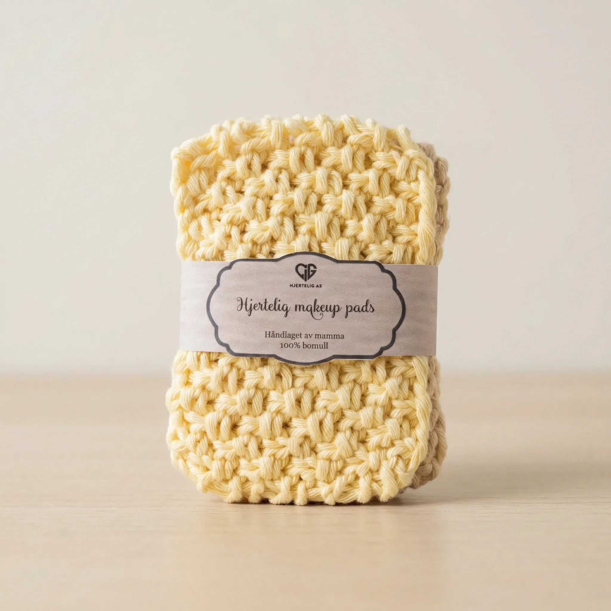 Strikket makeup pads i fargen gul. Disse vaskeklutene brukes til å fjerne sminke med. De er gjenbrukbare og vaskes enkelt i vaskemaskinen på 60 grader. Hver pakke inneholder 4 stk kluter. 