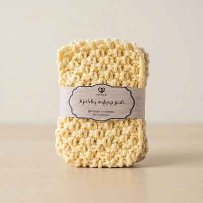 Strikket makeup pads i fargen gul. Disse vaskeklutene brukes til å fjerne sminke med. De er gjenbrukbare og vaskes enkelt i vaskemaskinen på 60 grader. Hver pakke inneholder 4 stk kluter. 