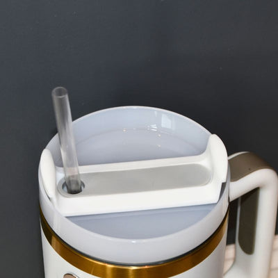 Sugerør i bruk på termokopp