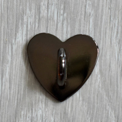 En sort krok som er formet som et hjerte. Til å feste på det man ønsker.
