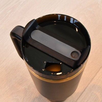 Praktisk snurreflapp - svart lokk 