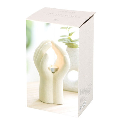 Telysholder i orginaleske. Telysholderen som ser ut som to hender som holder sammen kommer i denne nydelige esken som gjør det lett å gi bort denne i julegave. Dette er en gave som de fleste kommer til å bli glad for da den passer inn i et hvert hjem. 