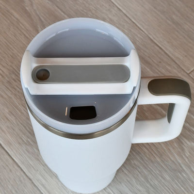 Lokk til hvit termokopp med flipp
