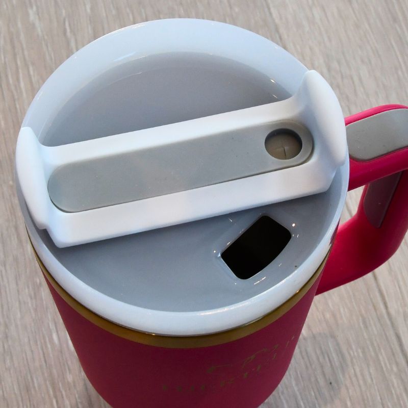 Lokket til termokoppen. Her kan man velge om man vil bruke sugerør eller drikke fra hullet. Snurr den avtagbare delen på  lokket rundt. Disse denele kan også taes fra hverandre, noe som gjør den enkel å reingjøre. 