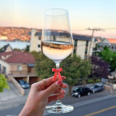 Glassmarkør i bruk med utsikt. Rød sløyfe på glass. Kommer i 6 forskjellige farger. 