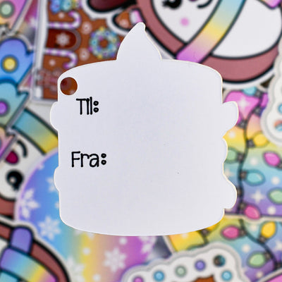 Her er baksiden av ene til og fra lappen. Det er håndskrevet til og fra på lappen så man enkelt kan fylle inn hvem gaven er til og fra selv. Det er et hull i hver av lappene hvor man fester gavebåndet så lappen holder seg på julegaven. Enkelt å bruke og nydelig og moderne design. 