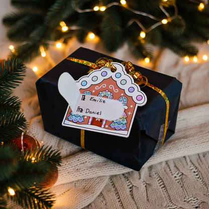 Til og fra gavelapp i pepperkake design. Disse lappene gir ekstra spenning på julaften. Hvem er gaven til og fra? Det finner man først ut når man river opp gavelappen som et 17 mai lodd. Så her får man ikke jukset! Øk spenningen for alle som er til stede. 