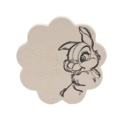 En bordbrikke med Trampe motiv som følger med kaffekoppen. Et lisensiert Disney produkt. Bordbrikken er også i keramikk og disse kommer som et sett. Nostalgi og søte detaljer i en gave. 