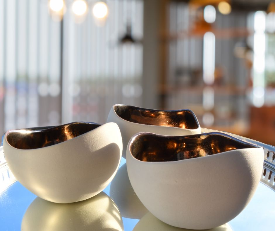 Håndlaget telysholdere i keramikk fra Frankrike. Pyntet opp i stuen. Gir rommet en avslappende og koselig stemning når telysene er tent. Håndlaget interiør du ikke ønsker å bytte ut. 