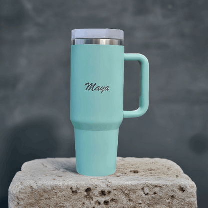Termokopp i turkis farge med Maya lasergravering. Personlig termokopp som er en perfekt personlig gave til noen man er glad i. Termokoppen rommer 1,2 liter og holder drikken din kald. Kombiner med isbiter og ha iskald drikke hele dagen. Holder også varm drikke varm.