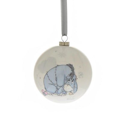 Tussi julekule fra Disney. Tussi ser lei seg ut og har surra julelys rundt seg. 