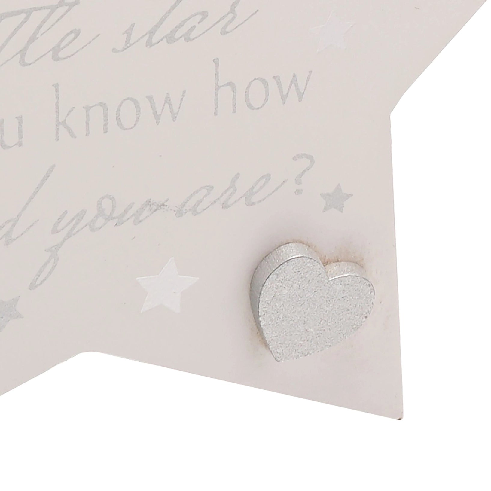 Baby dekorasjon av en stjerne i MDF materiale med et fint hjerte i sølv i det ene hjørnet. Perfekt som en gave til nybakte foreldre.