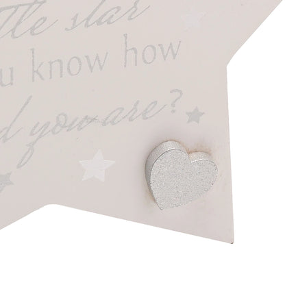 Baby dekorasjon av en stjerne i MDF materiale med et fint hjerte i sølv i det ene hjørnet. Perfekt som en gave til nybakte foreldre.