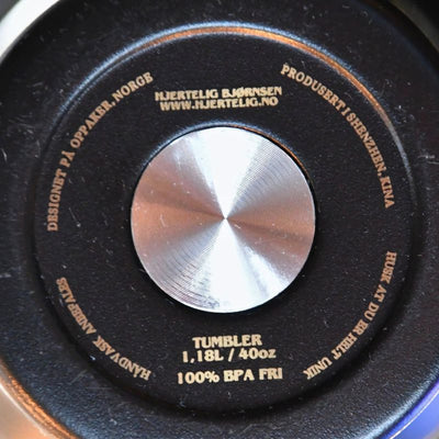 Undersiden av termokoppen. Her står det at den er designet på oppaker, Norge og "husk at du er helt unik".  En liten detalj på koppen og en påminnelse om at du er god nok. Perfekt gave med omsorg om at du må få i deg nok drikke og noen fine ord under koppen. 