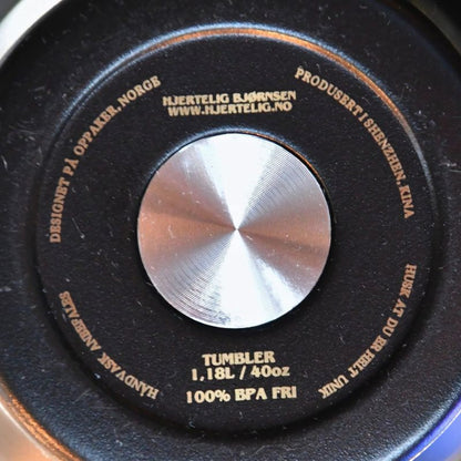 Undersiden av termokoppen. Her står det at den er designet på oppaker, Norge og "husk at du er helt unik".  En liten detalj på koppen og en påminnelse om at du er god nok. Perfekt gave med omsorg om at du må få i deg nok drikke og noen fine ord under koppen. 