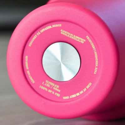 Under termokoppen står det informasjon om koppen i gullskrift. Både informasjon om hvor den er produsert og designet men og noen gode ord som vil minne deg på at du ikke må glemme at du er unik. 