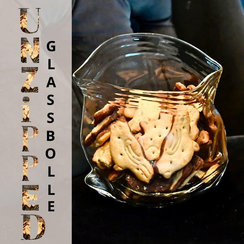 Unzipped glass skål fylt med kjeks. Flotte detaljer som skiller seg ut fra andre boller. Bollen kan brukes til det meste. Her kan man ha frukt, kjeks, godteri, eller bruke den som oppbevaring. Her er det bare fantastien som setter stoppe. Årets julegave!