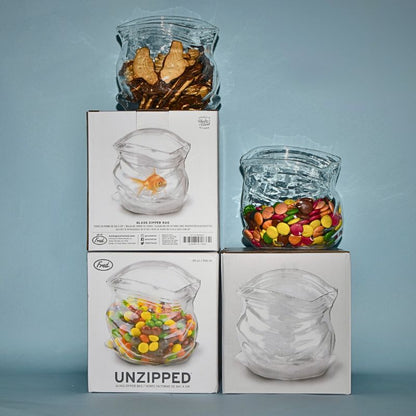Unzipped glass bolle / skål perfekt til det meste. Her er de fylt med kjeks og non-stop. Eskene er flotte med bilder på alle sider. 