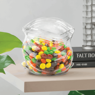 En glassbolle man ikke finner i de store kjedene som Ikea. Formet som en åpnet ziplock pose, fylt med Skittles. Står her i en bokhylle og gjør hjemmet ditt unikt. Interiør som virkelig skiller seg ut fra andre ting. Godteriskål, praktisk og unik på alle sine måter. 