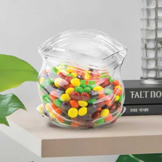 En glassbolle man ikke finner i de store kjedene som Ikea. Formet som en åpnet ziplock pose, fylt med Skittles.