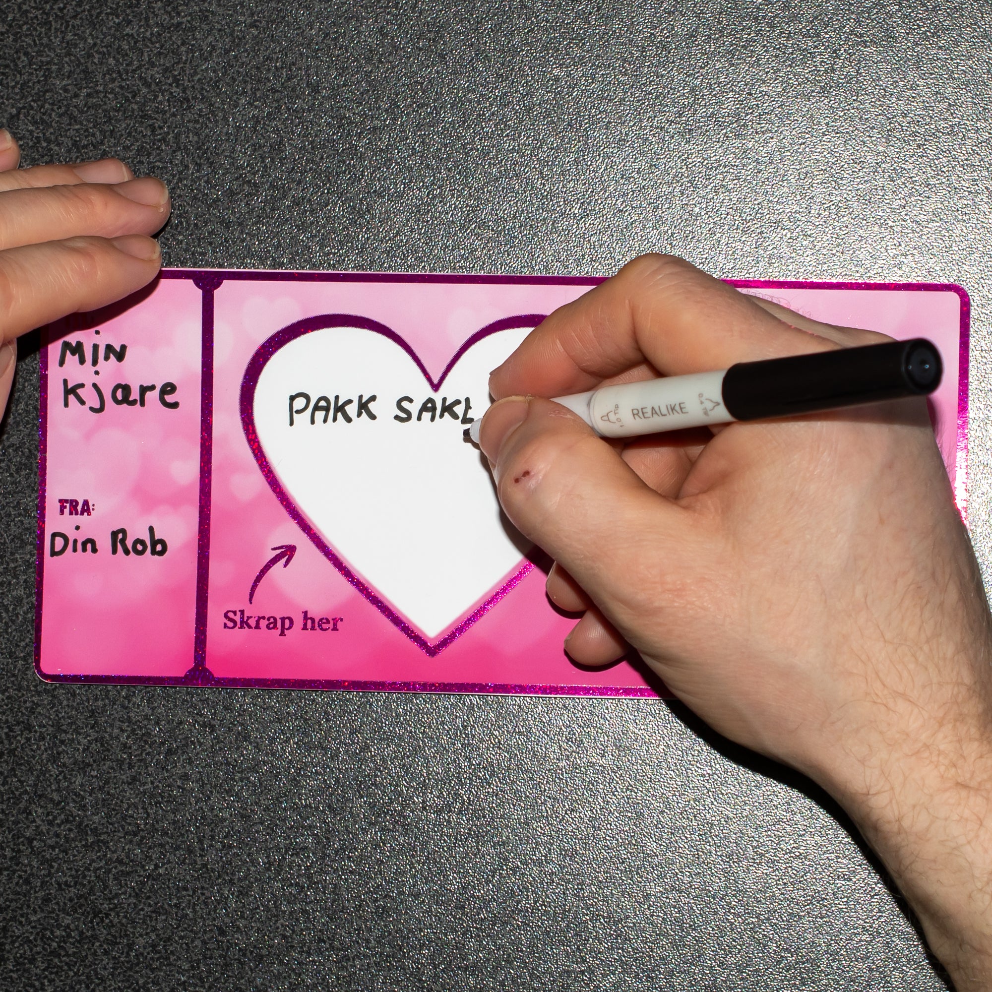 Valentieskortet man skriver på kortet hva man ønsker å gi bort i valentinesgave. Kortet er håndlaget og her skal man bare skrive på teksten eller overraskelsen, for så å klistre over skrape klistremerke. Den som får gaven må da skrape fram teksten med en mynt. Akkurat som man ville gjort med et flakslodd. En morsom og unik måte å gi bort en helt spesiell gave til en helt spesiell person på. 