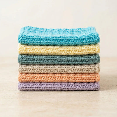 Vaske kluter man kan bruke enten på kjøkkenet eller badet. Disse klutene er håndstrikket i 6 forskjellige farger i 100% bomull. Her kan man se fargene vi har. Klutene er brettet og ligger oppå hverandre. 