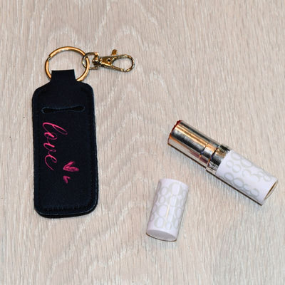 Lipstick veske med lipstick vesiden av. 