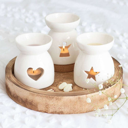 Voks og oljebrenner i forskjellige design. Her ser du de i bruk på et bord. Tenn et telys og putt det inn i brenneren. Putt noen voksbiter på toppen og la de smelte. Fyll hjemme med valgfrie lukter til rommet. 