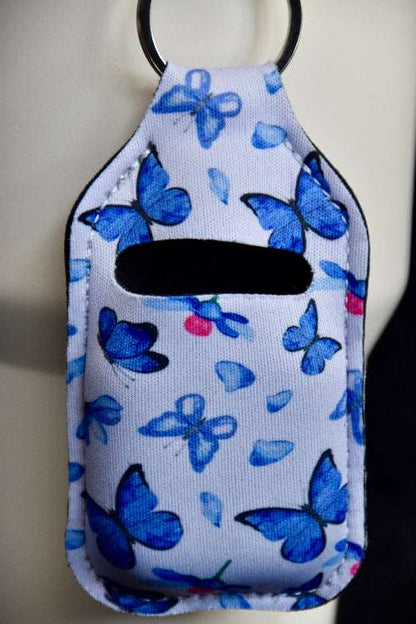 veske til airpods som kan festes på termokopp, penal eller ryggsekken. I blå og hvit farge med sommerfugl og blomster motiv