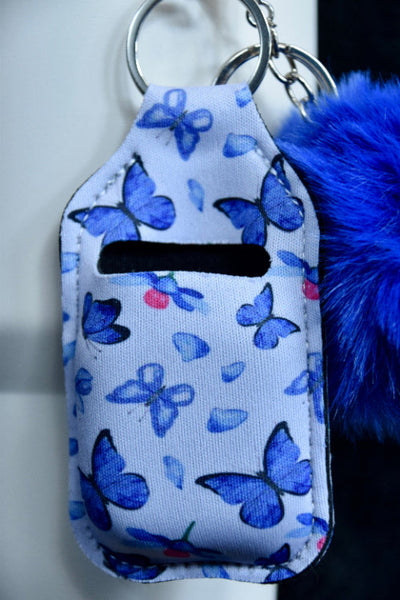 veske med sommerfugl motiv for dine airpods eller ørepropper. Den kommer med krok og nøkkelring så den enkelt kan festes hvor man vil. Få full kontroll på hvor øreproppene er til en hver tid, samtidig som den er søt og dekorativ. 