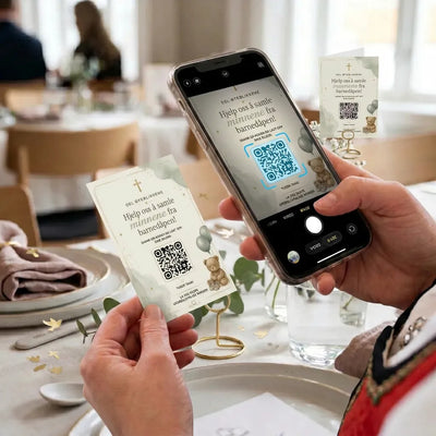 En gjest skanner qr koden på et kort i barnedåp. Når gjesten skanner så lastes bildene opp til et eget privat album til familien. En fin måte å fange alle de gode øyeblikkene på den store dagen.