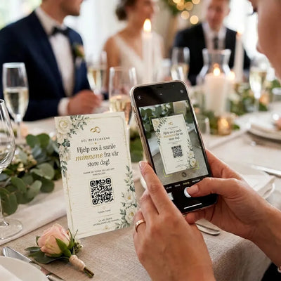 Gjest scanner QR-kode på Hjerteminner bryllupskort ved bordet under bryllupet for å laste opp sine bilder til brudeparet. Slike kort gjør om gjestene deres til bryllupsfotografer.