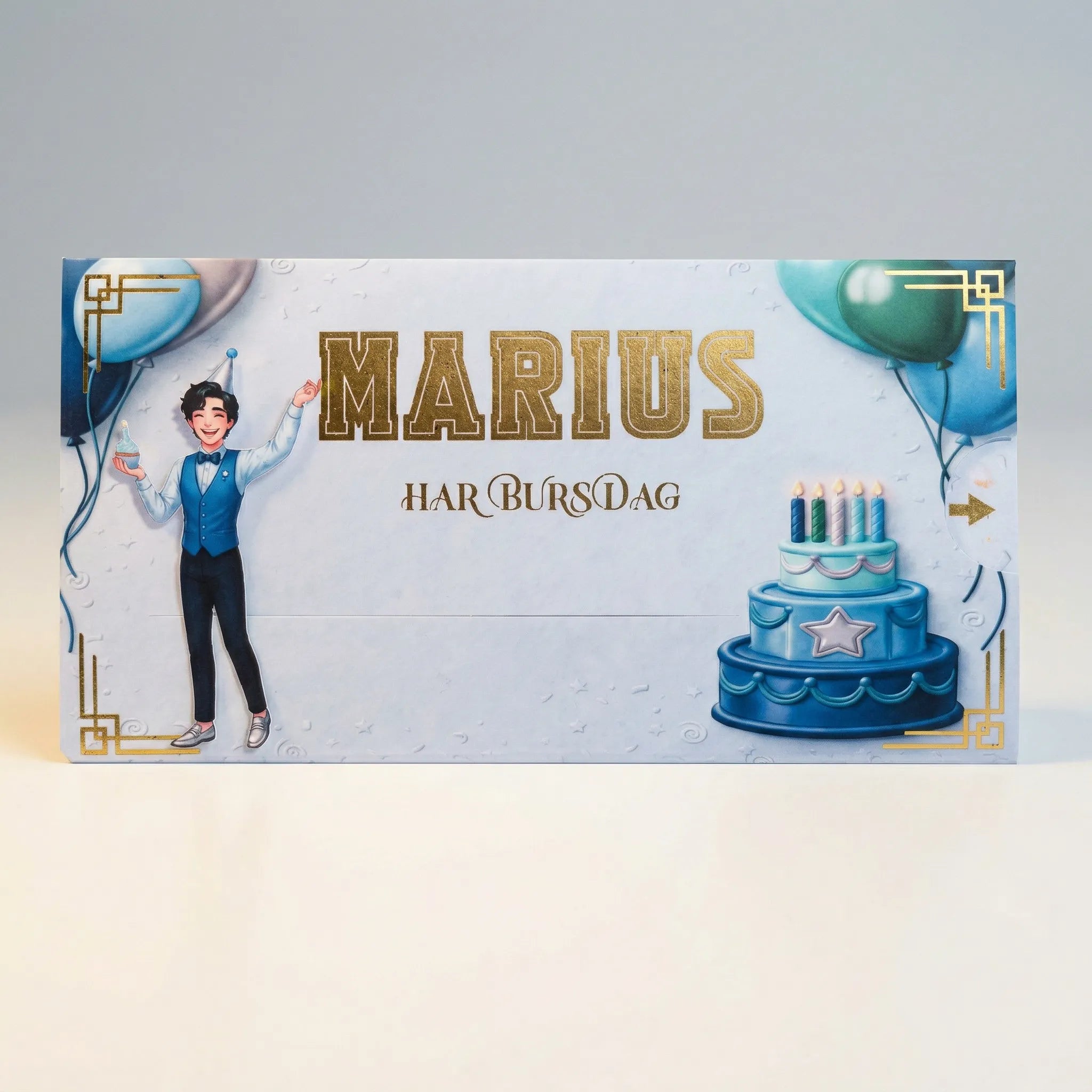 Bursdags invitasjon med eget navn og tekst. Når man drar i pilen beveger gutten seg til kaken, og resten av bursdagens detaljer vises. Tekst og navn gullfolieres. Kortene kan lamineres i matt eller glossy finish. Håndlagde invitasjoner fra Norge.