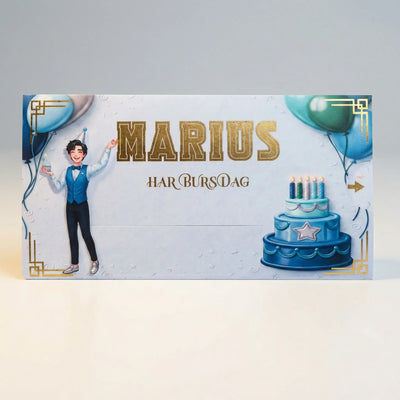 Bursdags invitasjon med eget navn og tekst. Når man drar i pilen beveger gutten seg til kaken, og resten av bursdagens detaljer vises. Tekst og navn gullfolieres. Kortene kan lamineres i matt eller glossy finish. Håndlagde invitasjoner fra Norge.