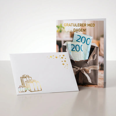 Et brettet kort med 200 lapper. Kortet har en skjult pengelomme, slik at det ser ut som at pengene står ut av pakken som er revet opp i front. Gratulerer med dagen i gullskrift. Nydelig hvit konvolutt med gullstjerner og pakker følger med kortet.