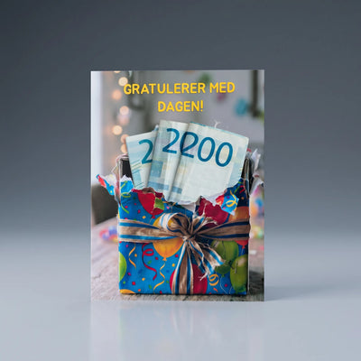 Gratulerer med dagen bursdagskort med tre 200-lapper lagt inni pakken på kortet. Kortet har en skjult pengelomme. Forvandler en standard pengegave til noe kreativt og morsomt. Kortene håndlages av Hjertelig AS.