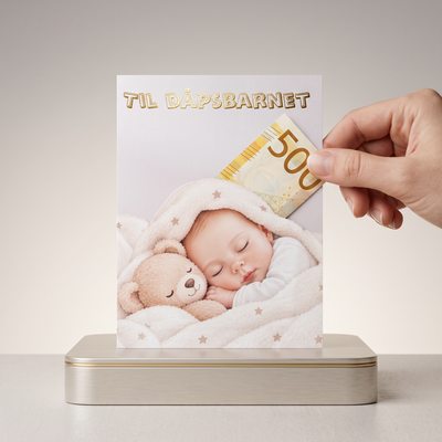 Dåps gave i et kort med nydelige gulldetaljer og en baby som ligger å sover under teppe sitt med bamse. 500kr er plassert i pengelommen som er bak babyen. en hånd strekkes ut for å ta 500 lappen. 