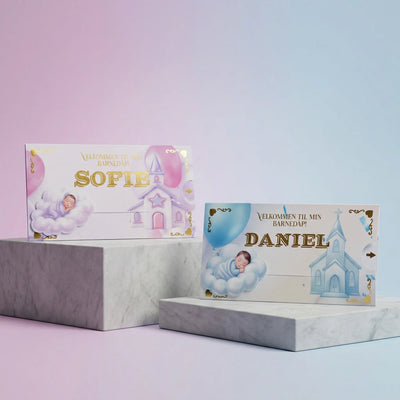 Dåpsinvitasjon til gutt eller jente med barnets navn. Dra i pilen og se babyen sveve på skyen til kirken. Detaljene om dåpen kommer frem med tekst du selv ønsker. Kan lamineres i matt eller glossy finish. En meget eksklusiv innbydelse
