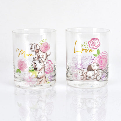 To glass med 101 dalmatinere design fra disney. På det ene glasset står det mum (mamma) og på det andre glasset står det Love (elsker). En perfekt gave for å vise hvor glad man er i sin mamma. Glassene kommer i en fin gaveeske, og er perfekt som bursdag eller en julegave 