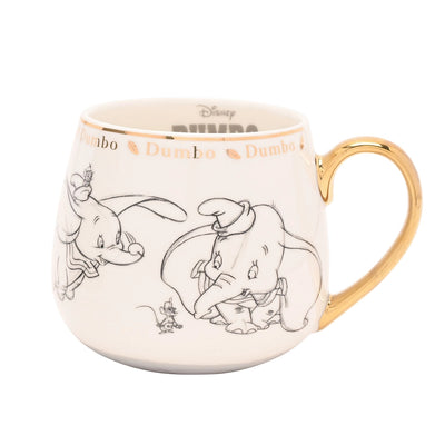 Disney Dumbo-krus i bone china med håndtegnet illustrasjon og gullkanter fra Disney Classic Collectable Mug-serien. De søte Dumbo tegningene rundt hele koppen gir en morsom og nostalgisk start på dagen. 