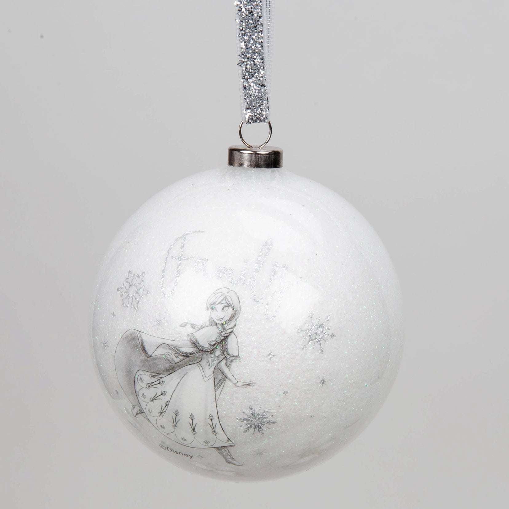 Disney Julekule av Anna fra Frost. Nydelig tegningnet anna figur og snøfnugg på juletre kulen. Kulen er festet i et sølvbånd med glitter så man enkelt kan feste kulen på juletreet. 