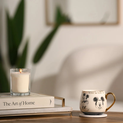 Mikkemus krus i bruk. Nydelige detaljer illustrert med tegning på koppen og gull detaljer rundt toppen og på hanken. Disney magi i hjemmet, sammen med følelsen av luksus og hverdagskos. 